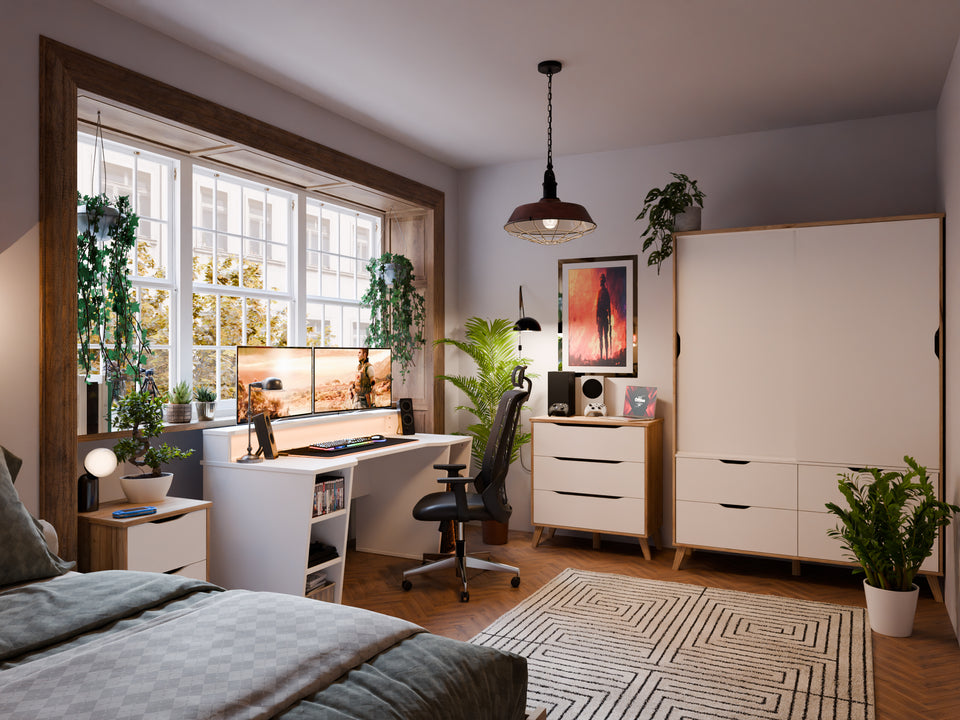 Pokój ze wstawkami w kolorze drewna i dużą ilością roślin