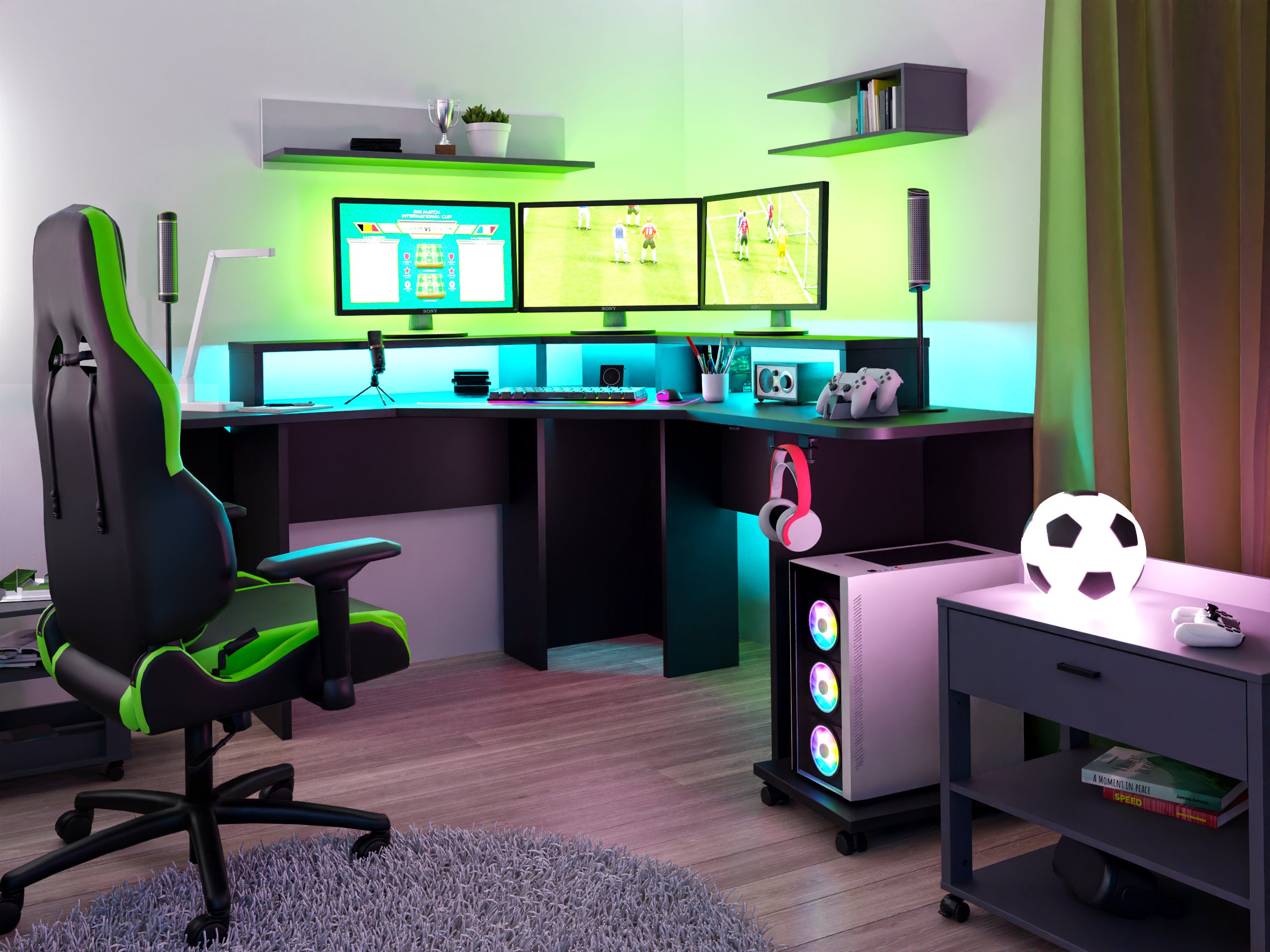 Pokój z biurkiem narożnym - jak urządzić? Narożne biurko gamingowe w pokoju gamingowym, żółto niebieskie oświetlenie LED, półki wiszące, kontener na kółkach, fotel gamingowy
