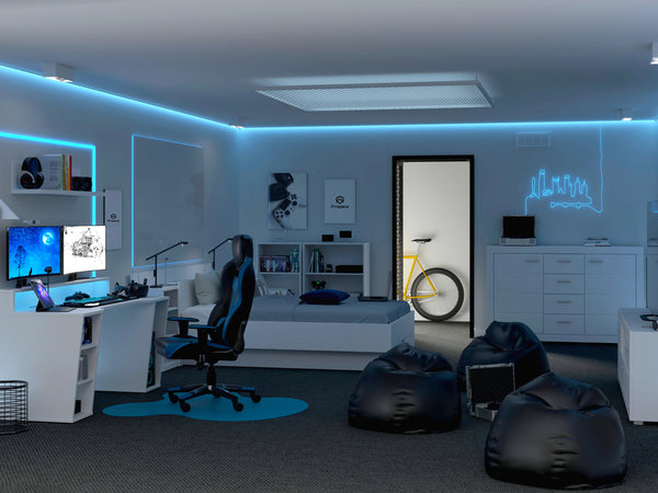Biały pokój gamingowy z niebieskimi dodatkami
